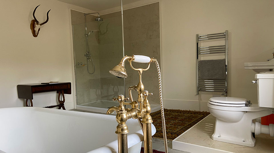 Bedrooms have modern bath and shower rooms en-suite.