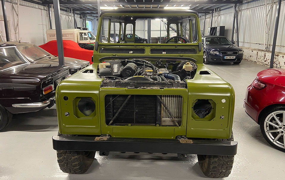 The Vintagegunsmobile is beginning to look like a Land Rover again.