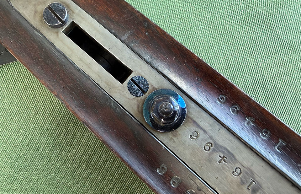 The protruding bolt indicates the presence of the switchable ejector function.