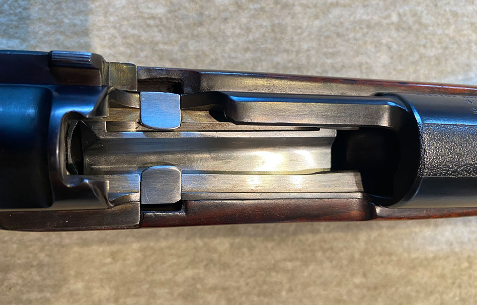 The guides are visible either side of the magazine. They stop cartridges slipping as they rise and allign them for correct feeding.