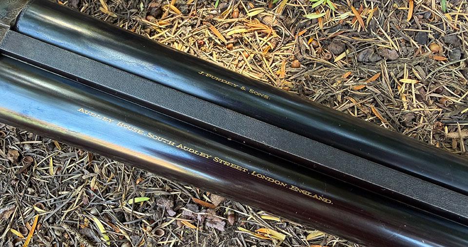 Flat ribs to both sets aof barrels are stippled and the maker's details are again in gold.